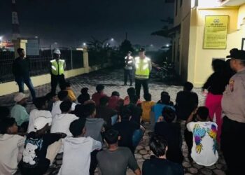 Tampak para remaja yang sedang diamankan di Polsek Indrapura (Foto: Antara).