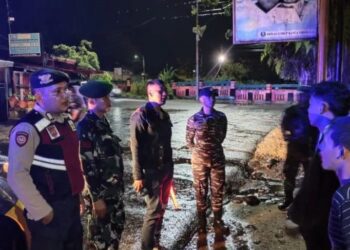 Para petugas dari Polres Sibolga bersama TNI AL, Koramil, BPBD, Dinas Perhubungan, dan Satpol PP sedang bertugas dalam gelar patroli skala besar di Kota Sibolga. (Foto: Antara).