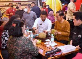 Presiden Joko Widodo sedang menikmati durian di Si Bolang Durian, Kota Medan, Provinsi Sumatera Utara, pada Rabu malam, 8 Februari 2023. (Foto: BPMI Setpres/Rusman)