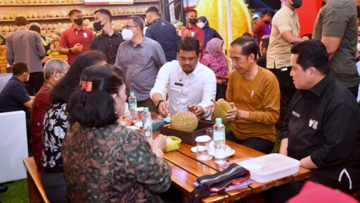 Presiden Joko Widodo sedang menikmati durian di Si Bolang Durian, Kota Medan, Provinsi Sumatera Utara, pada Rabu malam, 8 Februari 2023. (Foto: BPMI Setpres/Rusman)