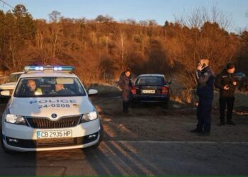 Polisi bekerja di dekat lokasi kejadian setelah sedikitnya 18 orang ditemukan tewas dalam sebuah truk yang ditinggalkan dekat ibu kota Sofia, Jumat (17/02/2023). (Foto: Antara/Reuters/Stoyan Nenov).