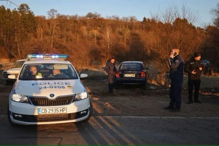 Polisi bekerja di dekat lokasi kejadian setelah sedikitnya 18 orang ditemukan tewas dalam sebuah truk yang ditinggalkan dekat ibu kota Sofia, Jumat (17/02/2023). (Foto: Antara/Reuters/Stoyan Nenov).