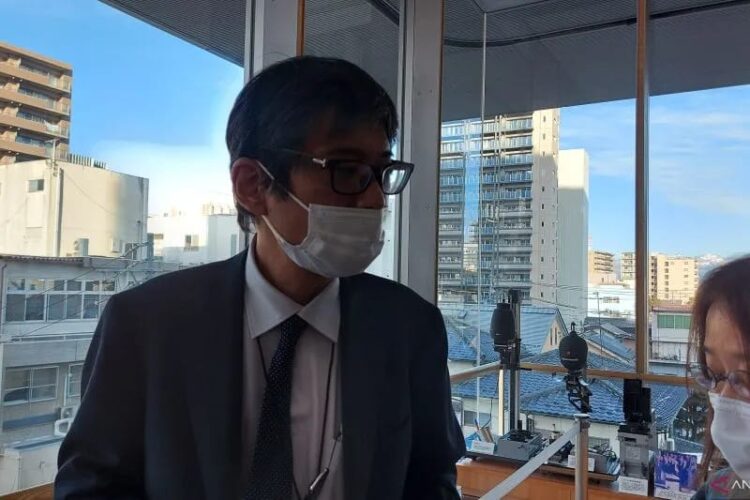 Wakil Pemimpin Redaksi Koran lokal Jepang Shinano Mainichi, Norio Kikuchi, berbicara dalam kunjungan media Indonesia ke kantor Shinano Mainichi, di Nagano, Jumat (17/02/2023). (Foto: Ant./Katriana).