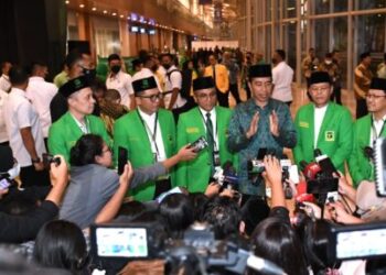 Presiden Joko Widodo menyampaikan keterangan pers kepada awak media usai menghadiri acara puncak Hari Lahir Ke-50 PPP di ICE BSD City, Kabupaten Tangerang, Provinsi Banten, Jumat (17/02/2023). (Foto: BPMI Setpres/Kris).