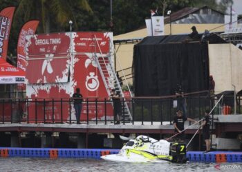 Kru dari pembalap asal Prancis, Peter Morin dari tim China (CTIC) mempersiapkan kapal cepatnya jelang pelaksanaan putaran pertama Kejuaraan Dunia F1 Powerboat (F1H2O) 2023 di Danau Toba, Balige, Sumatera Utara, Kamis (23/02/2023). (Foto: Ant./M Risyal Hidayat/tom).