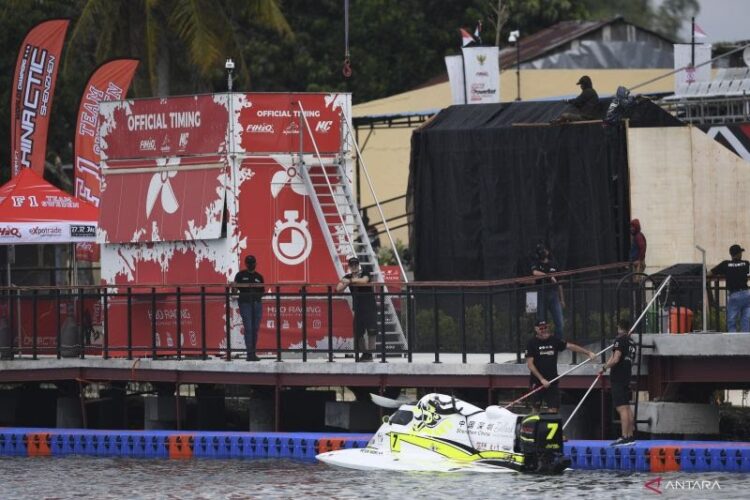 Kru dari pembalap asal Prancis, Peter Morin dari tim China (CTIC) mempersiapkan kapal cepatnya jelang pelaksanaan putaran pertama Kejuaraan Dunia F1 Powerboat (F1H2O) 2023 di Danau Toba, Balige, Sumatera Utara, Kamis (23/02/2023). (Foto: Ant./M Risyal Hidayat/tom).