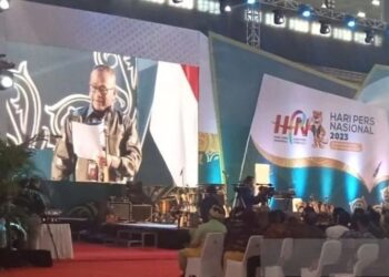 Ketua Persatuan Wartawan Indonesia (PWI), Atal S. Depari sedang menyampaikan sambutan pada puncak peringatan Hari Pers Nasional (HPN) 2023 di Medan Sumatera Utara. (Foto: ANTARA).