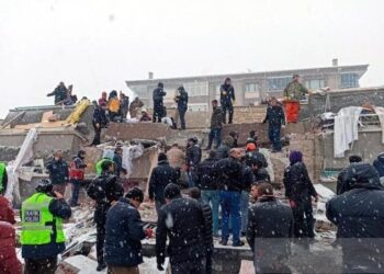 Para warga memeriksa bangunan-bangunan yang roboh akibat gempa bumi hebat di Malatya, Turki, Senin (06/02/2023). (Foto: Ant./Xinhua/Mustafa Kaya/am).