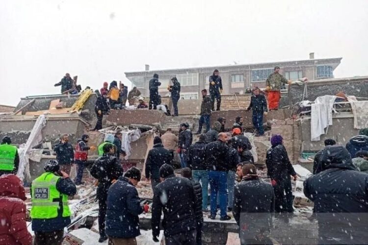 Para warga memeriksa bangunan-bangunan yang roboh akibat gempa bumi hebat di Malatya, Turki, Senin (06/02/2023). (Foto: Ant./Xinhua/Mustafa Kaya/am).
