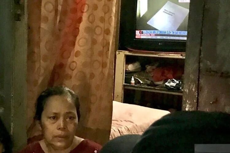 Ibu dari Irma Lestari, WNI korban gempa di Turki, Rena (kiri), berbicara kepada media mengenai proses pemulangan jenazah anaknya saat dia ditemui di kediamannya di Denpasar, Bali, Minggu (19/02/2023). (Foto: Ant/Genta Tenri Mawangi).