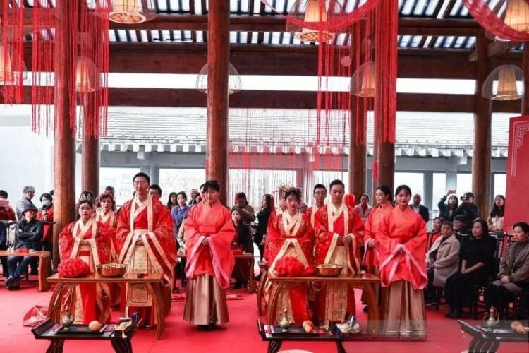Ilustrasi: - Pasangan pengantin padq sebuah upacara pernikahan tradisional yang diadakan di Guiyang, ibu kota Provinsi Guizhou, China Barat Daya, Senin (16/11/2020). (Foto: Arsip, Ant./Xinhua/Ou Dongqu/pras.)