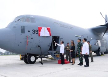 Presiden Joko Widodo menyaksikan langsung penyerahan pesawat C-130J-30 Super Hercules A-1339 dan C-130H A-1315 oleh Menteri Pertahanan Prabowo Subianto kepada Panglima TNI Laksamana Yudo Margono di Pangkalan TNI AU Halim Perdanakusuma, Jakarta, Rabu, (08/03/2023). (Foto: BPMI Setpres/Lukas).