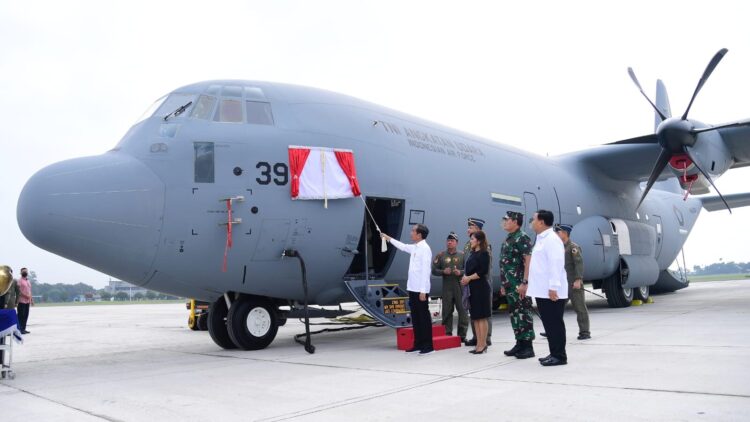 Presiden Joko Widodo menyaksikan langsung penyerahan pesawat C-130J-30 Super Hercules A-1339 dan C-130H A-1315 oleh Menteri Pertahanan Prabowo Subianto kepada Panglima TNI Laksamana Yudo Margono di Pangkalan TNI AU Halim Perdanakusuma, Jakarta, Rabu, (08/03/2023). (Foto: BPMI Setpres/Lukas).