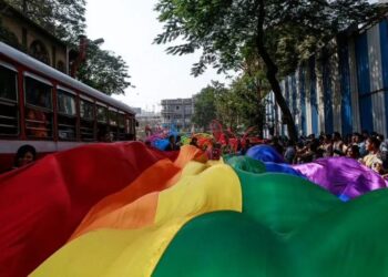 Ilustrasi: Para peserta memegang bendera pelangi saat parade LGBT, yang mempromosikan hak-hak lesbian, gay, biseksual dan transgender, di Mumbai, India, (31/03/2015). (Foto: Arsip Reuters/Danish Siddiqui/as)