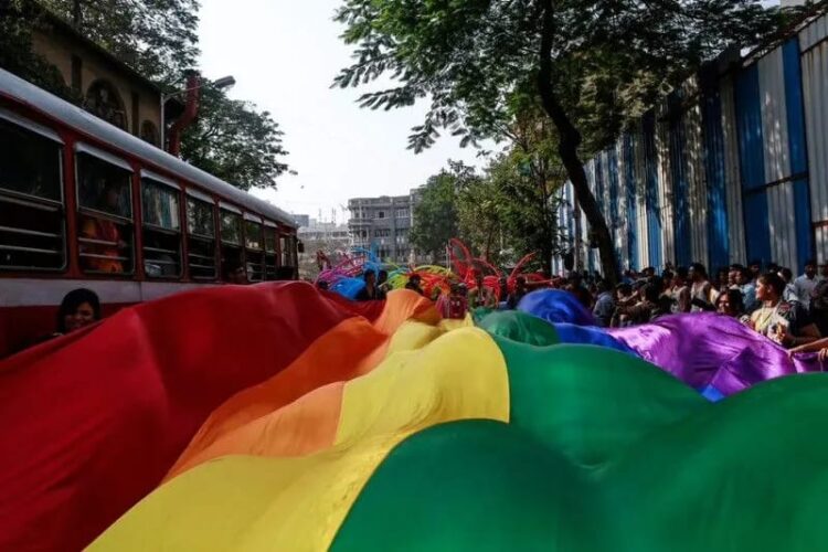 Ilustrasi: Para peserta memegang bendera pelangi saat parade LGBT, yang mempromosikan hak-hak lesbian, gay, biseksual dan transgender, di Mumbai, India, (31/03/2015). (Foto: Arsip Reuters/Danish Siddiqui/as)