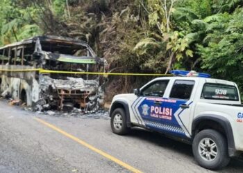 Pihak Kasatlantas Polresta Bukittinggi, Sumatera Barat di lokasi kejadian bus penumpang yang kebakaran. (Foto: Ant.)
