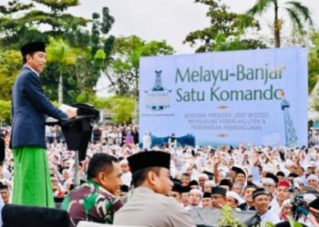 Presiden Joko Widodo menghadiri acara Istigasah dan Doa Bersama Rabithah Melayu-Banjar yang digelar di Komplek Pendopo Bersinar Tabalong, Kabupaten Tabalong, Provinsi Kalimantan Selatan, Jumat, (17/03/2023). (Foto: BPMI Setpres/Laily Rachev).