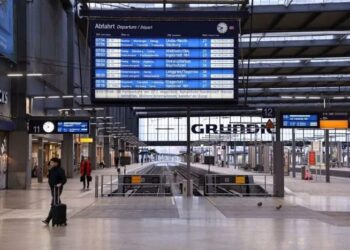Stasiun kereta api utama Munich tampak sepi selama pemogokan nasional yang diserukan oleh serikat pekerja Jerman, Verdi, terkait perselisihan upah, di Munich, Jerman, (27/03/2023). (Foto: Ant./Reuters/Lukas Barth/as).