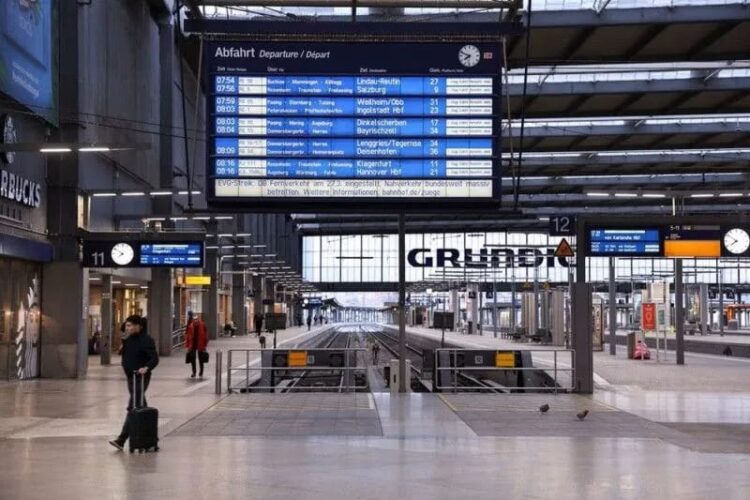 Stasiun kereta api utama Munich tampak sepi selama pemogokan nasional yang diserukan oleh serikat pekerja Jerman, Verdi, terkait perselisihan upah, di Munich, Jerman, (27/03/2023). (Foto: Ant./Reuters/Lukas Barth/as).