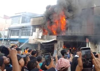 Tampak sijago merah sedang melalap sejumlah ruko, Kamis (30/03/2023). (Foto: ANTARA).