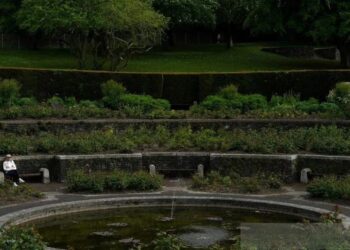 Ilustrasi: Seorang wanita sedang duduk di sebuah bangku taman di Dublin, Irlandia. (Foto: Arsip Reuters/Clodagh Kilcoyne/wsj/cfo).