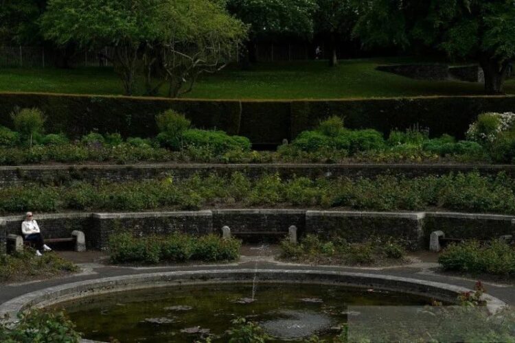 Ilustrasi: Seorang wanita sedang duduk di sebuah bangku taman di Dublin, Irlandia. (Foto: Arsip Reuters/Clodagh Kilcoyne/wsj/cfo).