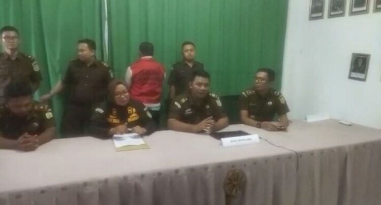 Dok, LimasisiNews/Aris,
Kejari padang lawas memeriksa SN mantan kepala Desa Gunung Manaon dugaan penyelewengan Dana Desa tindak pidana korupsi, Rabu,  (08/03/2023).