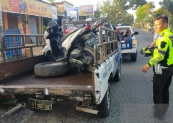 Personil Polisi Pematang saat mengamankan sepeda motor. (Foto: ANTARA).