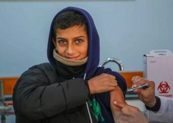 Ilustrasi: Seorang siswa Palestina menerima satu dosis suntikan vaksin Covid-19. (Foto: Ant.Arsip/Xinhua/Rizek Abdeljawad/wsj).