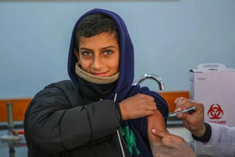 Ilustrasi: Seorang siswa Palestina menerima satu dosis suntikan vaksin Covid-19. (Foto: Ant.Arsip/Xinhua/Rizek Abdeljawad/wsj).