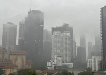 Hujan mengguyur sejak siang dan awan menutup sebagian gedung-gedung pencakar langit di Kuala Lumpur, Jumat (03/03/2023). (Foto: Ant./Virna P Setyorini).