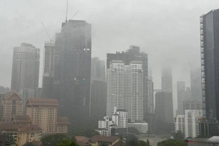 Hujan mengguyur sejak siang dan awan menutup sebagian gedung-gedung pencakar langit di Kuala Lumpur, Jumat (03/03/2023). (Foto: Ant./Virna P Setyorini).