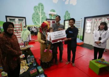 Penyerahan bantuan Kementerian Sosial (Kemensos) untuk anak Khalila penderita bocor jantung di Sentra Terpadu Pangudi Luhur Bekasi, Jawa Barat, Selasa (04/04/2023). (Foto: Ant./HO-Kemensos).