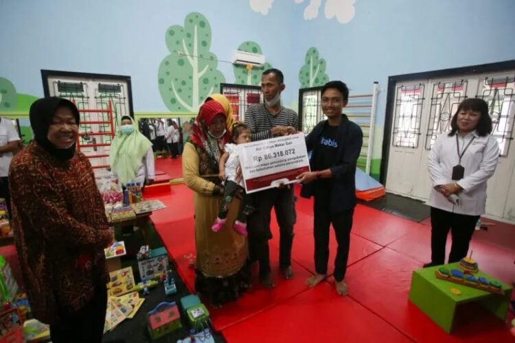 Penyerahan bantuan Kementerian Sosial (Kemensos) untuk anak Khalila penderita bocor jantung di Sentra Terpadu Pangudi Luhur Bekasi, Jawa Barat, Selasa (04/04/2023). (Foto: Ant./HO-Kemensos).