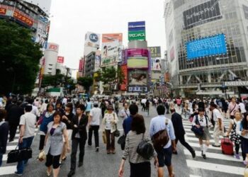 Ilustrasi: Penduduk Jepang dalam kesibukan sehari-hari. (Foto: iNews.id).
