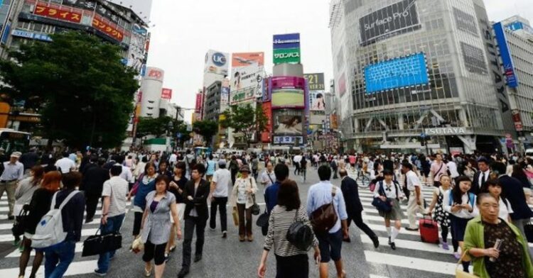 Ilustrasi: Penduduk Jepang dalam kesibukan sehari-hari. (Foto: iNews.id).