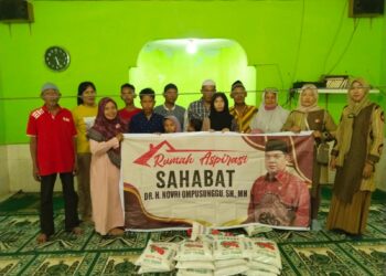 Para anak yatim dan Pengurus BKM Mesjid Al Huda, Simarimbun Tangki berfoto bersama, Sabtu (15/04/2023). (Foto: Tim Red. LimaSisiNews.com).
