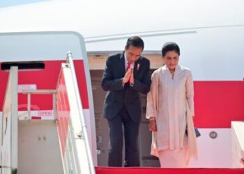 Presiden Jokowi bersama Ibu Iriana di pintu pesawat sesaat sebelum bertolak ke Hannover, Jerman. (Foto: BPMI Setpres).