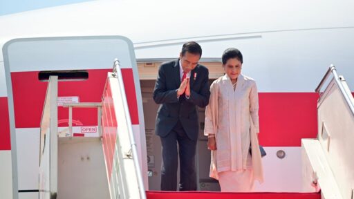 Presiden Jokowi bersama Ibu Iriana di pintu pesawat sesaat sebelum bertolak ke Hannover, Jerman. (Foto: BPMI Setpres).