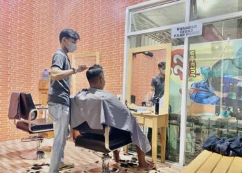 Ilustrasi: Pelaku usaha cukur rambut sedang melakukan kegiatan melayani pelanggan. (Foto: ANT.).