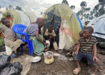 Ilustrasi: Pengungsi dan anak-anaknya berada di luar tempat penampungan sementara mereka di kamp Kanyaruchinya untuk para pengungsi domestik di dekat Goma di Provinsi Kivu Utara, Republik Demokratik Kongo. (Foto: ANT./REUTERS/Djaffar Sabiti/as).