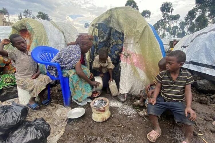 Ilustrasi: Pengungsi dan anak-anaknya berada di luar tempat penampungan sementara mereka di kamp Kanyaruchinya untuk para pengungsi domestik di dekat Goma di Provinsi Kivu Utara, Republik Demokratik Kongo. (Foto: ANT./REUTERS/Djaffar Sabiti/as).
