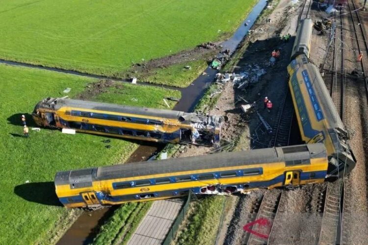 Kondisi kereta api penumpang yang mengalami kecelakaan di Voorschoten, Den Haag, Belanda, Selasa (04/04/2023). (Foto: Ant./Reutrrs/Pascal Rossignol/tom).