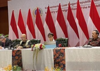 Menteri Luar Negeri Republik Indonesia Retno Marsudi (kedua kanan) menyampaikan keterangan pers terkait KTT ke-42 ASEAN di Jakarta, Rabu (05/04/2023). (Foto: Ant./Shofi Ayudiana/aa).