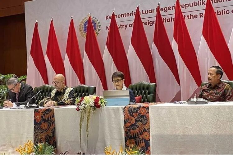 Menteri Luar Negeri Republik Indonesia Retno Marsudi (kedua kanan) menyampaikan keterangan pers terkait KTT ke-42 ASEAN di Jakarta, Rabu (05/04/2023). (Foto: Ant./Shofi Ayudiana/aa).