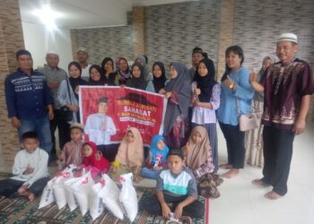 Usai menerima bantuan, berfoto bersama dengan Tim Rumah Aspirasi Sahabat Novri Aritonang, Jumat (07/04/2023). (Foto: MN-Tim Red. LimaSisiNews.com).