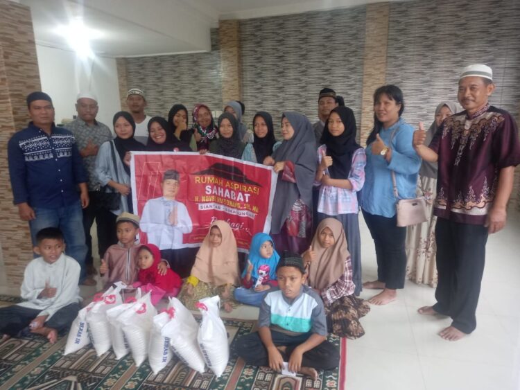 Usai menerima bantuan, berfoto bersama dengan Tim Rumah Aspirasi Sahabat Novri Aritonang, Jumat (07/04/2023). (Foto: MN-Tim Red. LimaSisiNews.com).