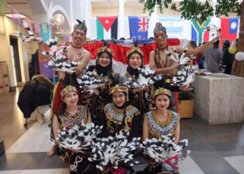 Pelajar Indonesia yang membawakan tarian asal Kalimantan, Burung Enggang, dalam Festival Internasional yang diadakan oleh Universitas Lund di Swedia, Jumat (14/04/2023). (Foto: ANT./HO-KBRI Stockholm).