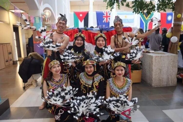 Pelajar Indonesia yang membawakan tarian asal Kalimantan, Burung Enggang, dalam Festival Internasional yang diadakan oleh Universitas Lund di Swedia, Jumat (14/04/2023). (Foto: ANT./HO-KBRI Stockholm).