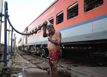 Ilustrasi: Seorang pria mandi untuk mendinginkan diri saat cuaca panas di sebuah stasiun kereta di Distrik Prayagraj, Uttar Pradesh, India. (Foto: ANT./Xinhua/Str/rwa).
